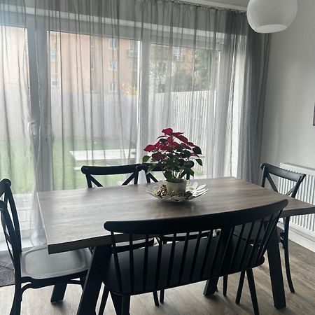 The Red House Modern Stylish Home From Home Walking Distance To Cardiff Bay And City Centre With Parking 外观 照片